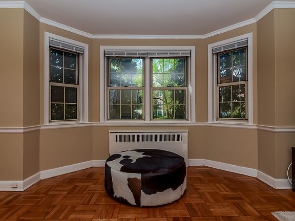 4th image of 5 Chateaux Cir APT 5D