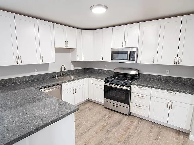Oasis Apartments — Photo 33