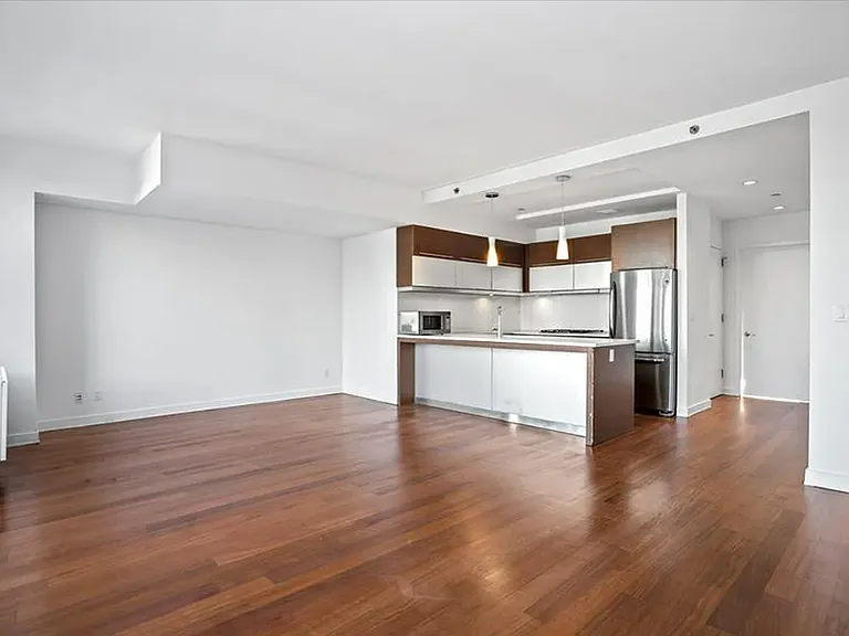 41-17 Crescent St #10C — Photo 1