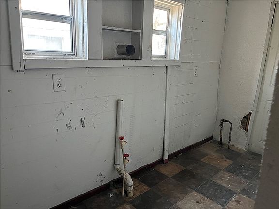 5th image of 527 S Boyd St