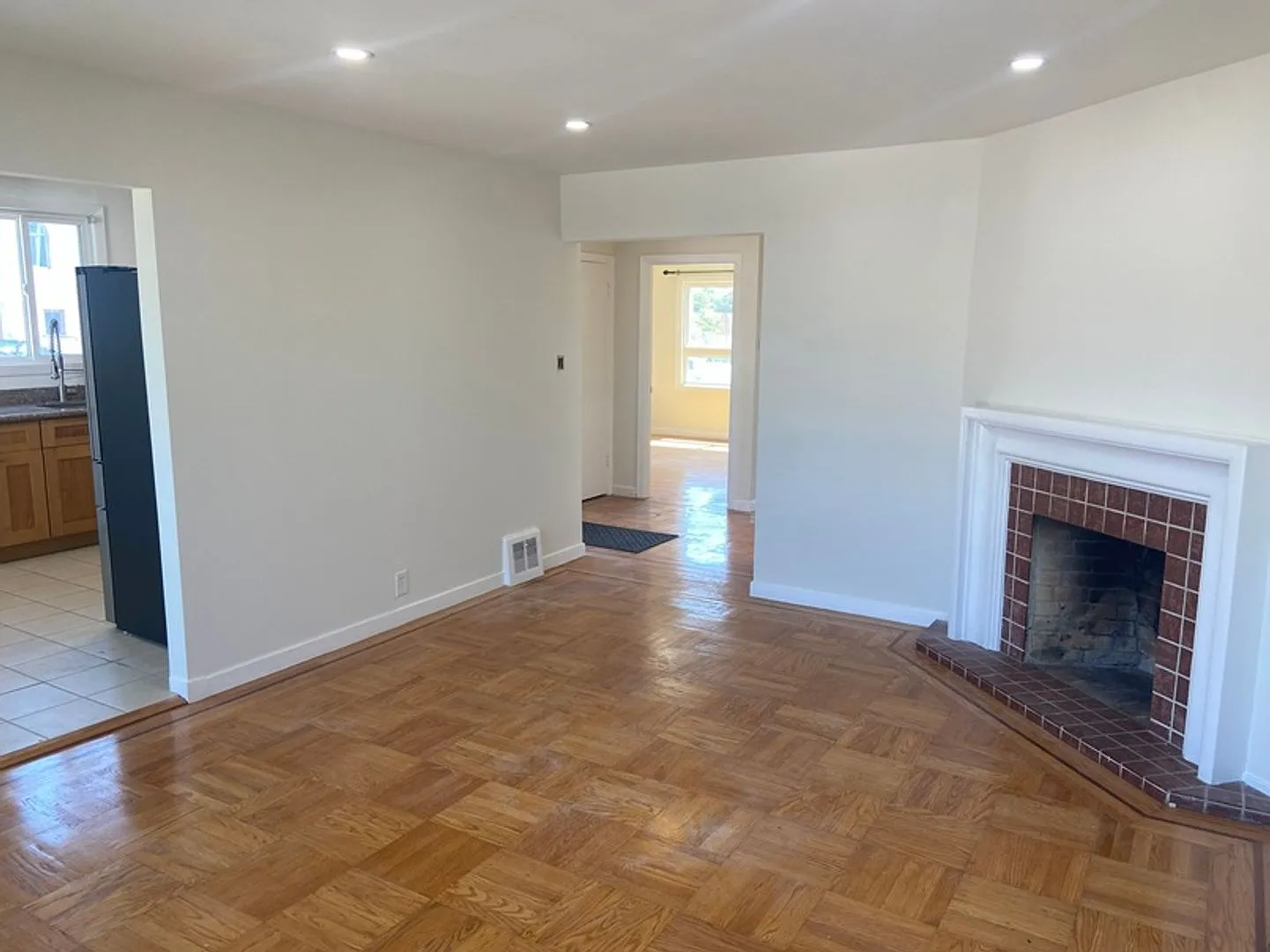 Spacious Corner Home in a Sunny Neighborhood (bayview) — Photo 4