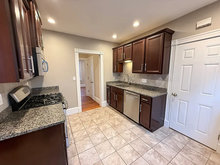 98 Putnam St #1 — Photo 10