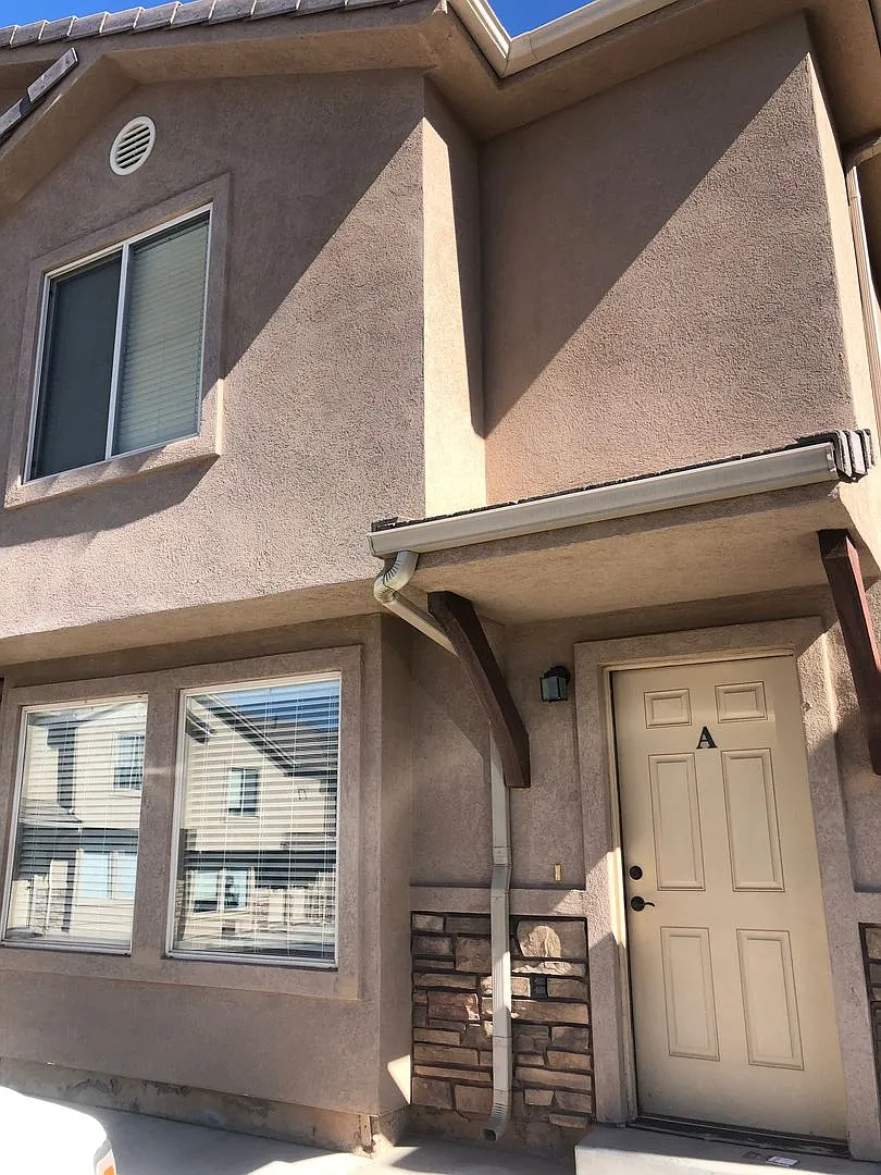 Pet Friendly Townhome with Mountain View — Photo 3