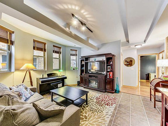 2nd image of 1345 W Greenleaf Ave #G