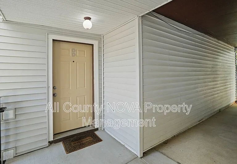 1611 Carriage House Ter #1611 — Photo 2