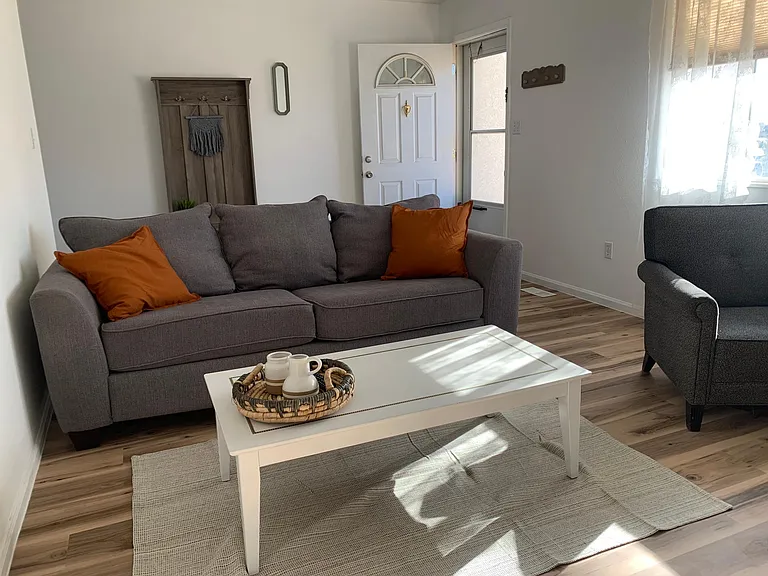 221 W Harmony Dr — Photo 2