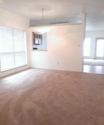 3rd image of 924 Crestwood Dr