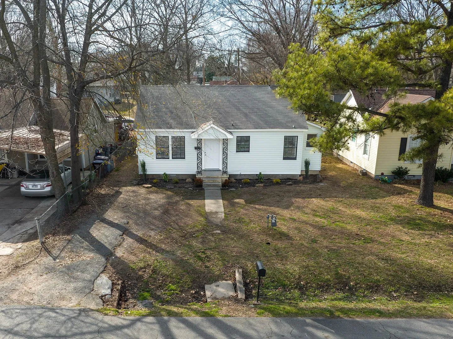 Freshly Updated 2 Bedroom House — Photo 3