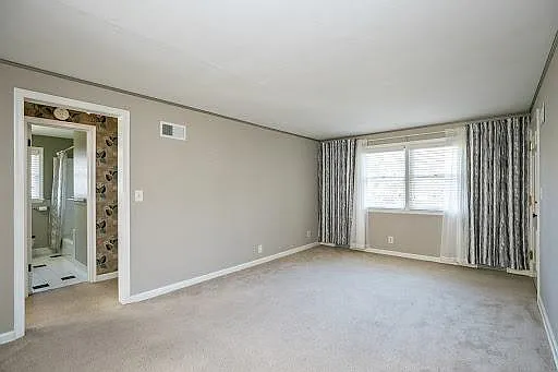 2 bed, 990 sqft, $939 — Photo 3