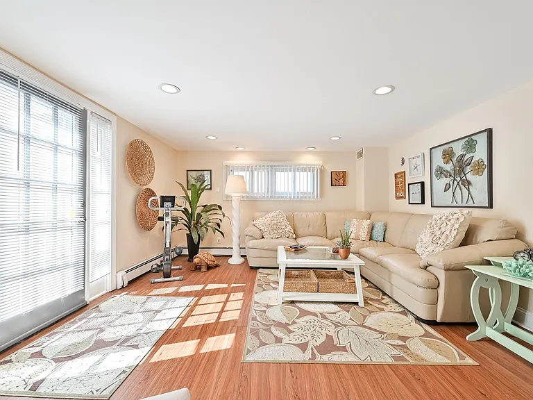 100 N Argyle Ave — Photo 16
