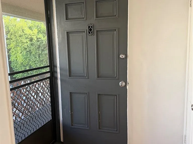 209 S Reeves Dr — Photo 2