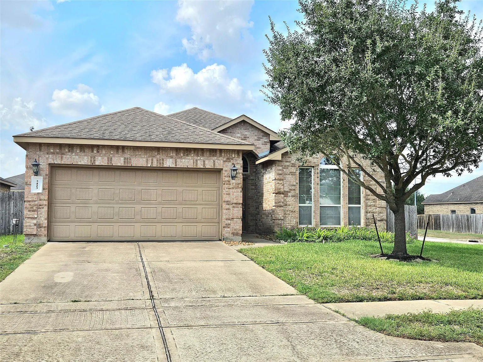3 bed, 2.0 bath, 1624 sqft, $2,150 — Photo 2