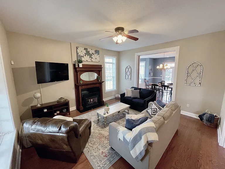 205 E Elm St — Photo 3
