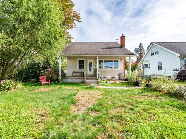 15 Troyes St, Deep River, ON K0J 1P0