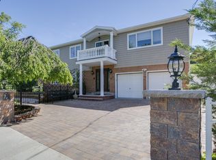 3861 234th St, Douglaston, NY 11363