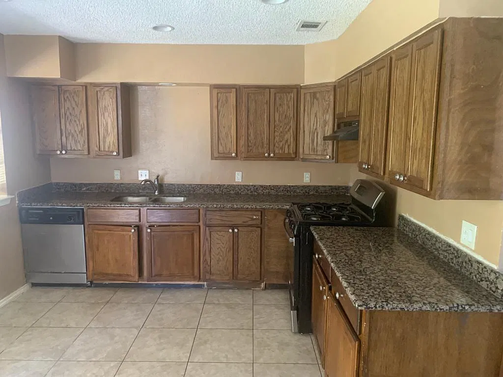 4 bed, 1621 sqft, $2,195 — Photo 3