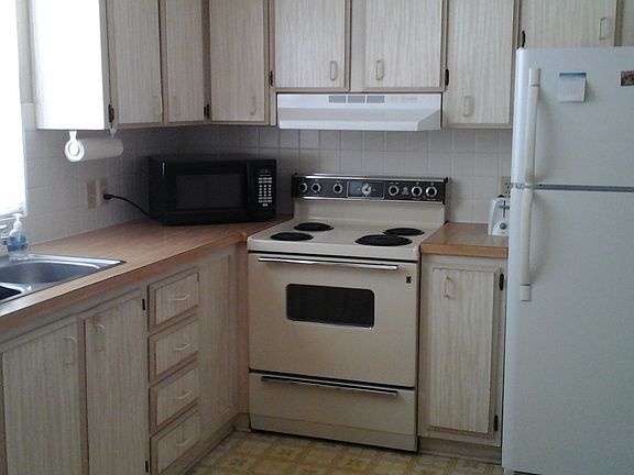 3rd image of 325 Blackburn Blvd