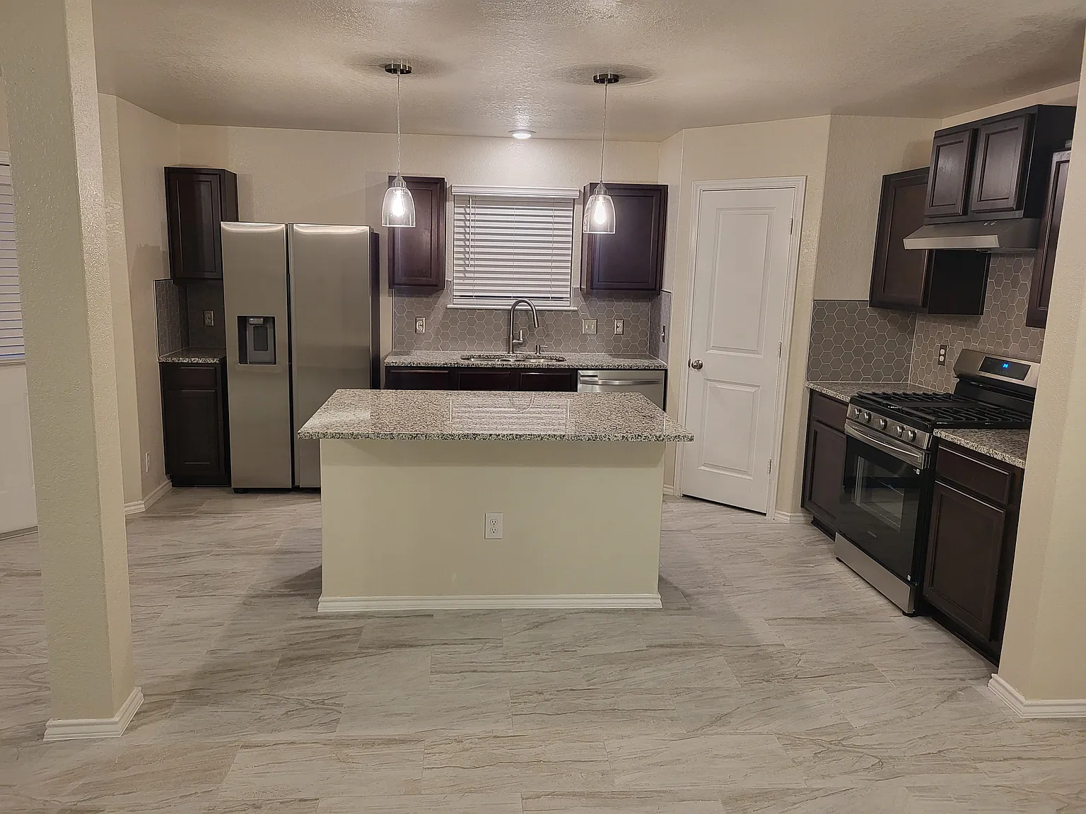 5 bed, 1917 sqft, $1,850 — Photo 2