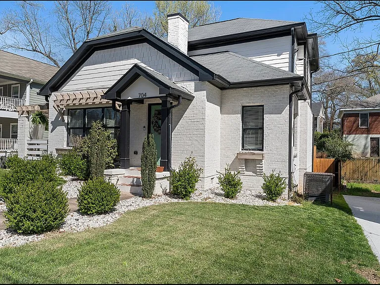 704 Rochelle Dr SW — Photo 3