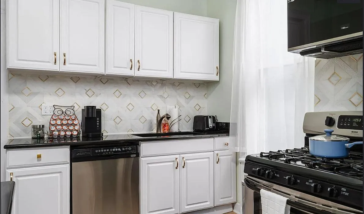 3 bed, 1.0 bath, 2300 sqft, $1,819 — Photo 4