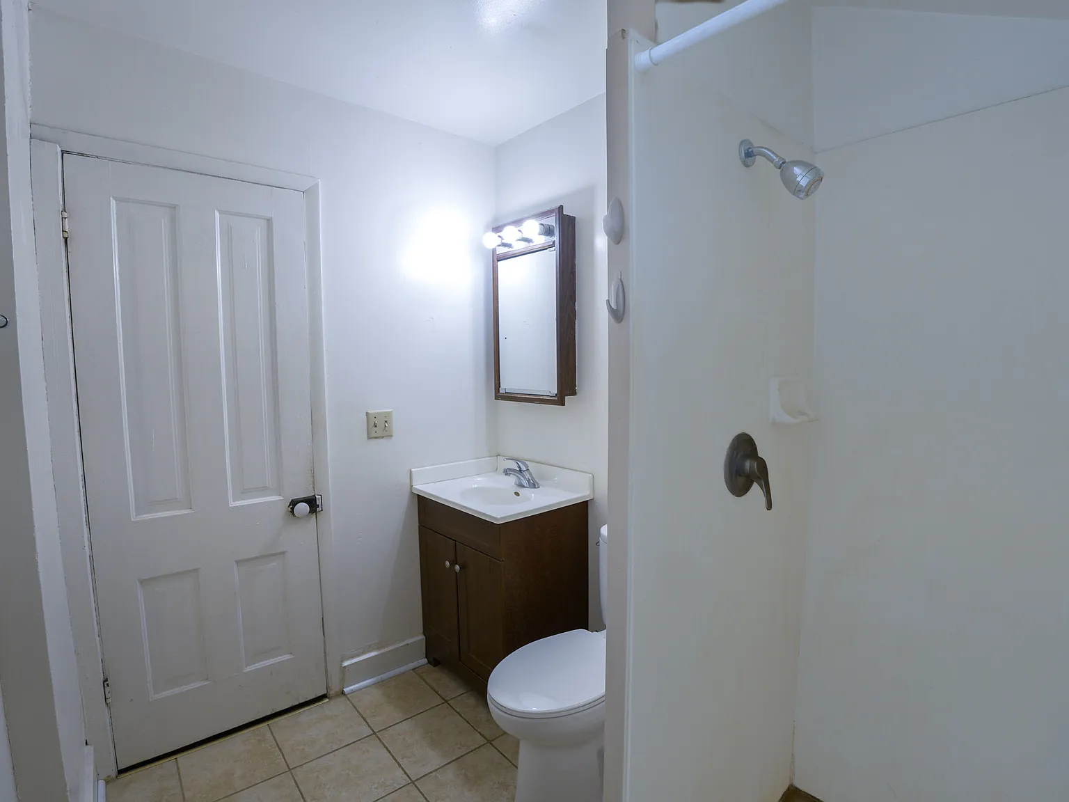 6 bed, 2.0 bath, $6,150 — Photo 3