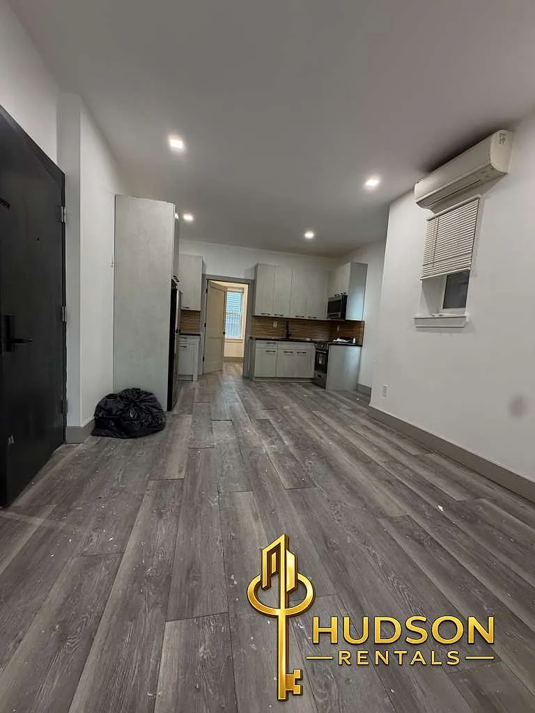 2 bed, 800 sqft, $2,500 — Photo 2