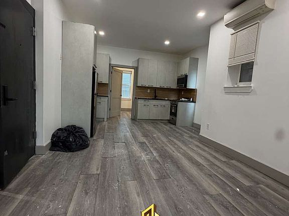 2nd image of 183 Baldwin Ave #1R
