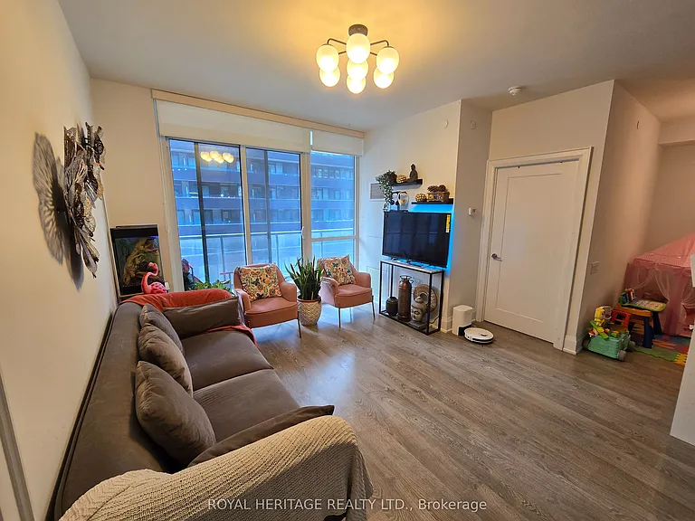 30 Roehampton Ave #403 — Photo 5
