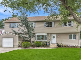 22 Prade Ln, Massapequa Park, NY 11762