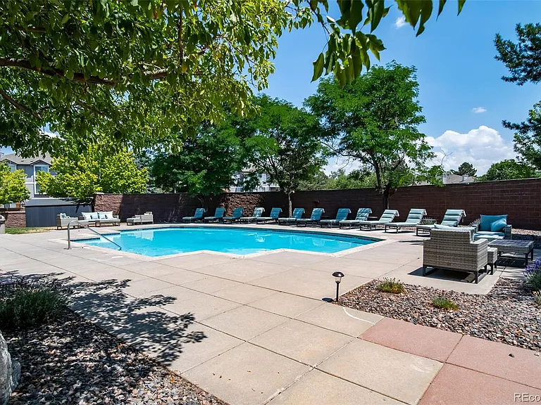1011 S Valentia St #81 — Photo 47