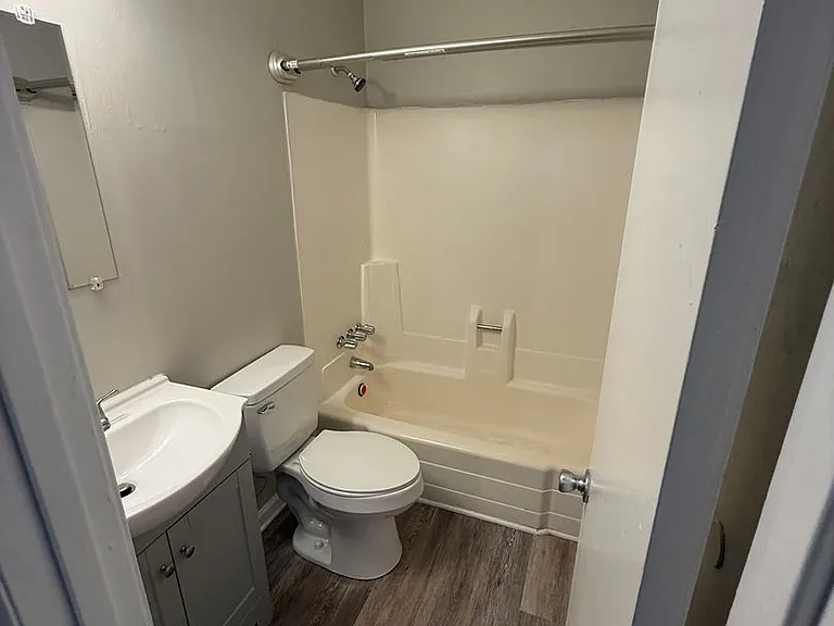 310 W Catawba Ave — Photo 7