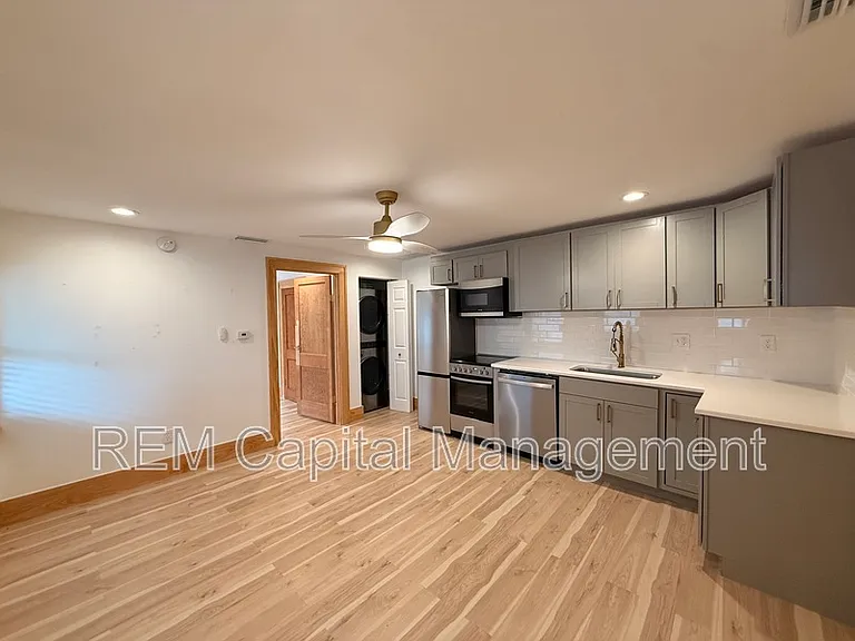 121 18th Ave N #5 — Photo 2