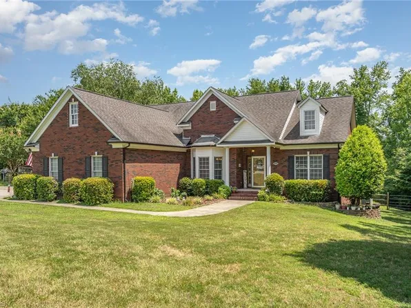 200 Wagontree Ct, Dallas, NC 28034