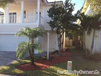 Front entrance
						:
						Balcony and entrance, and landscaping!