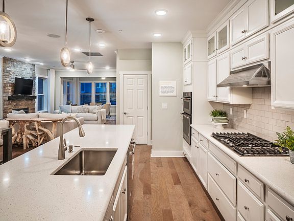 Spacious kitchen with plenty of counter spacel