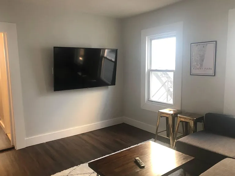 517 1st Ave #4 — Photo 3
