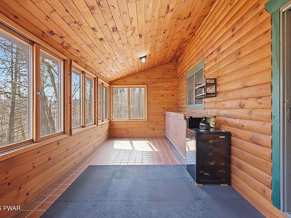 21st image of 992 Winterdale Rd