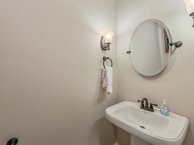 8200 Carters Cv — Photo 21