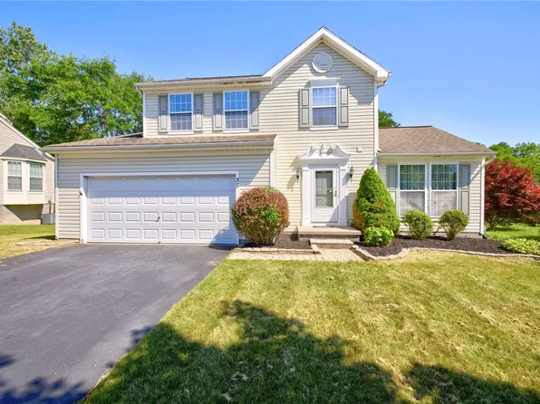 35 Butterfly Ln, West Henrietta, NY 14586