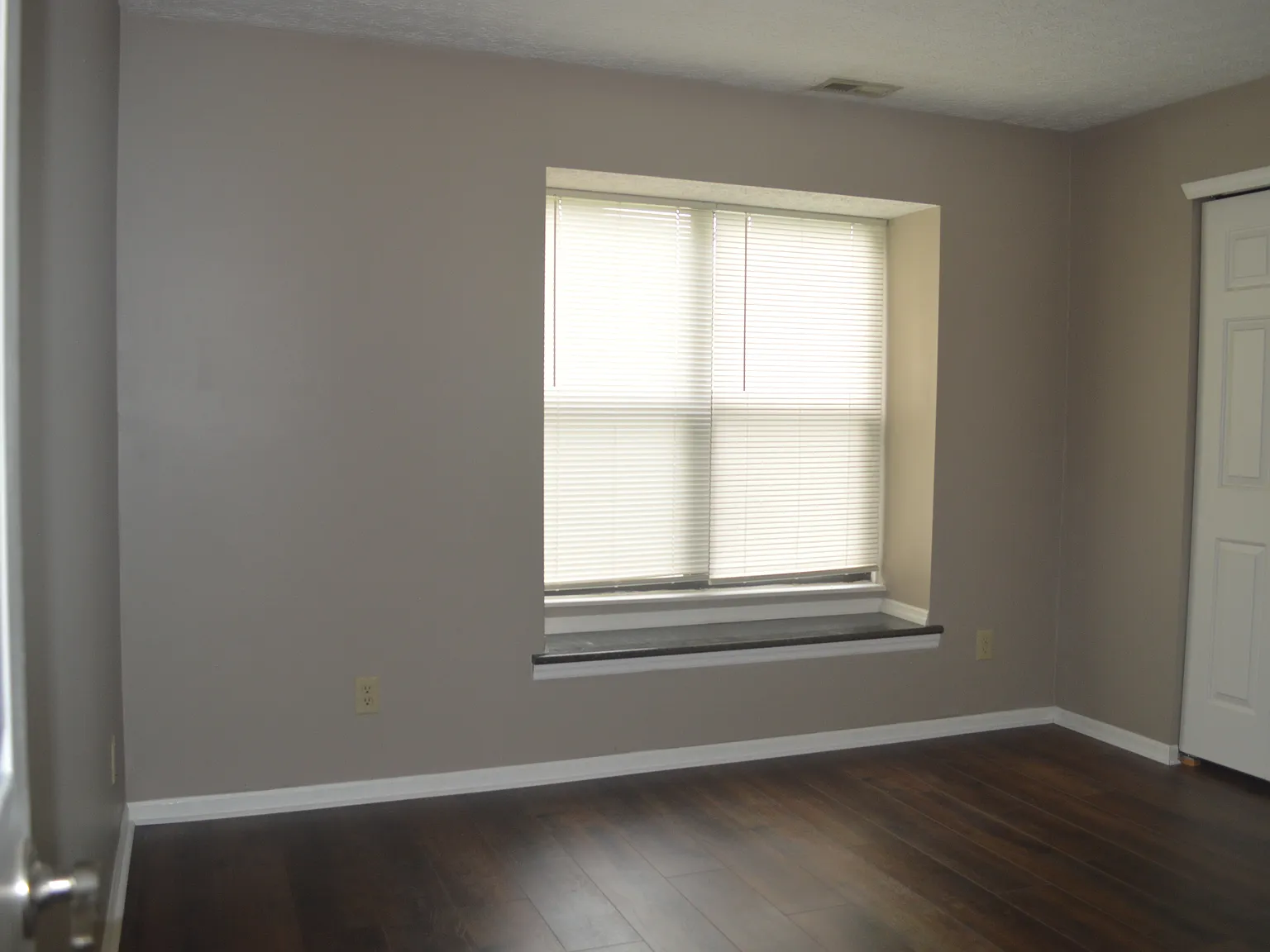 2 bed, 1.5 bath, 946 sqft, $1,450 — Photo 3