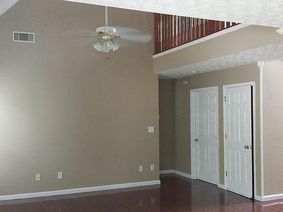 Great Rm w/ vaulted ceiling 