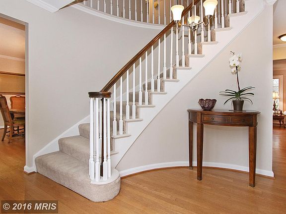 4th image of 907 Harriman St