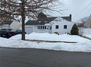 93 Westgate Rd, Massapequa Park, NY 11762