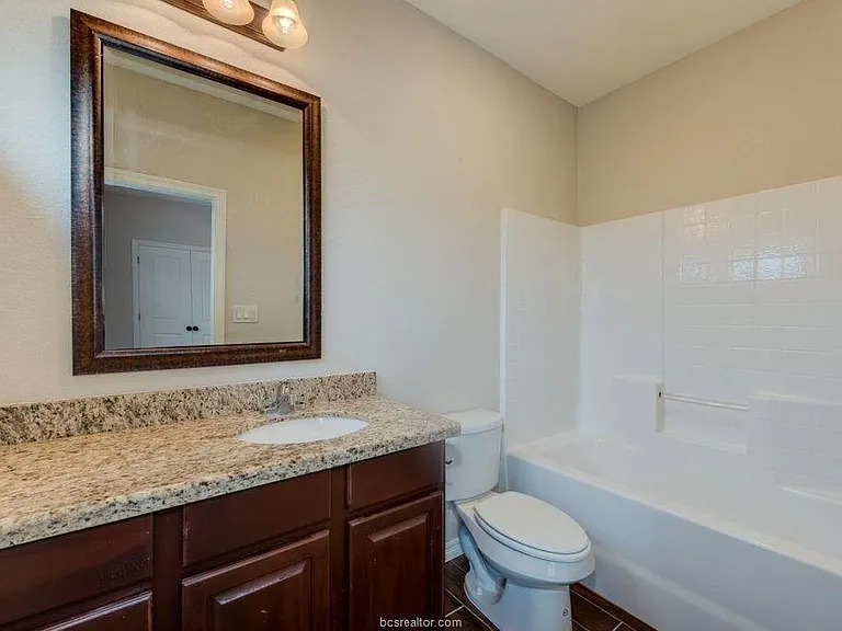 404 Ash St E — Photo 14