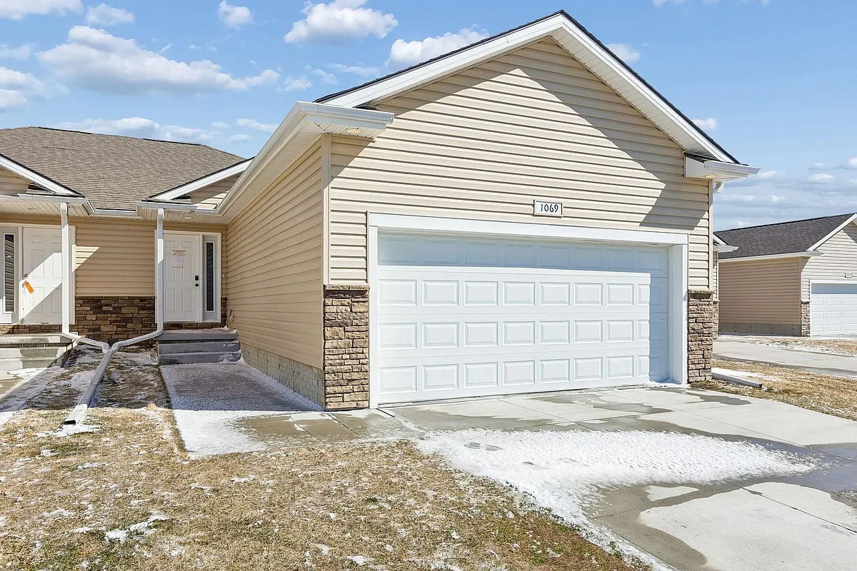 Building Photo - 1073 N 170th Ter