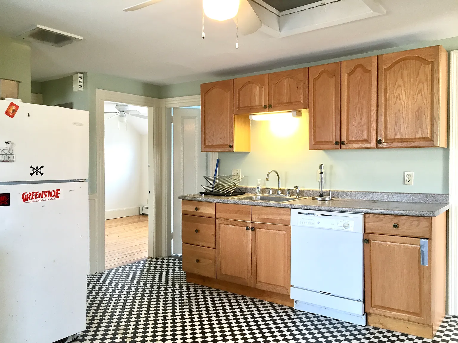 4 bed, 1800 sqft, $2,900 — Photo 2