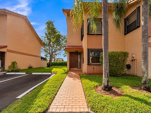 4th image of 942 SW 113th Terrace
