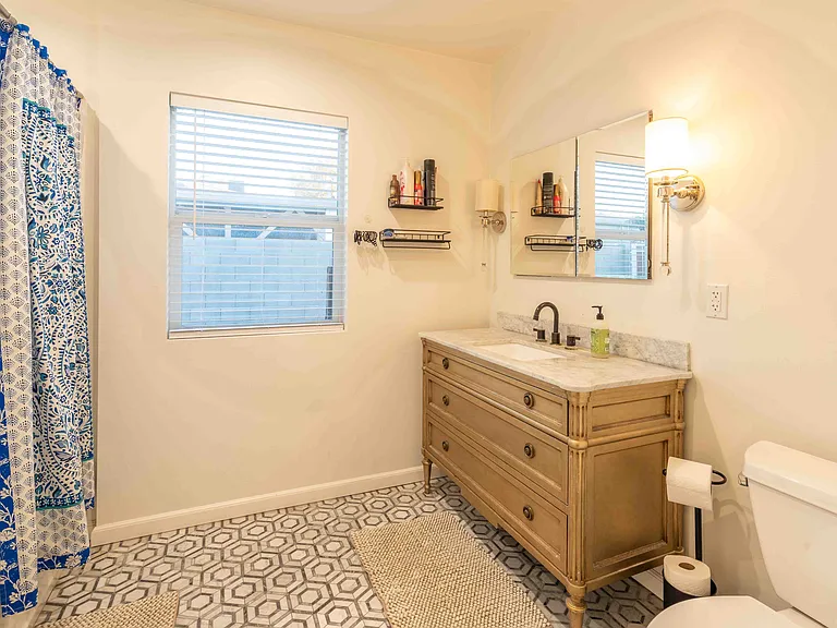 2429 E Earll Dr — Photo 9