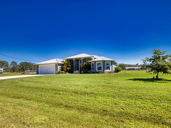3rd image of 1626 SE Honeybell Ln
