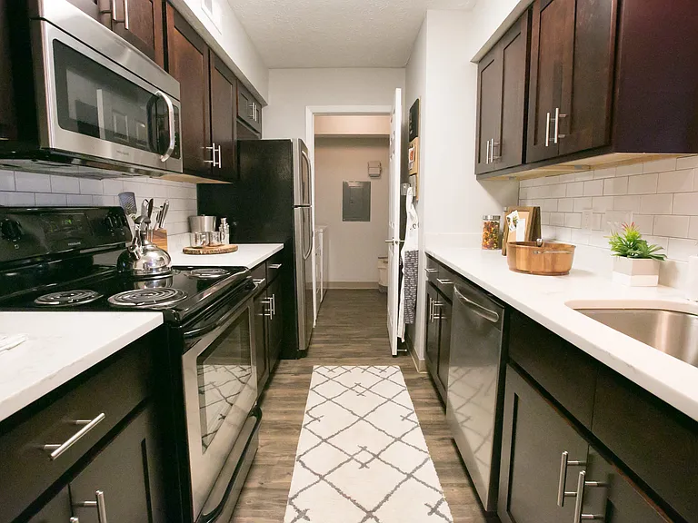 Hunter's Chase Apartments — Photo 16